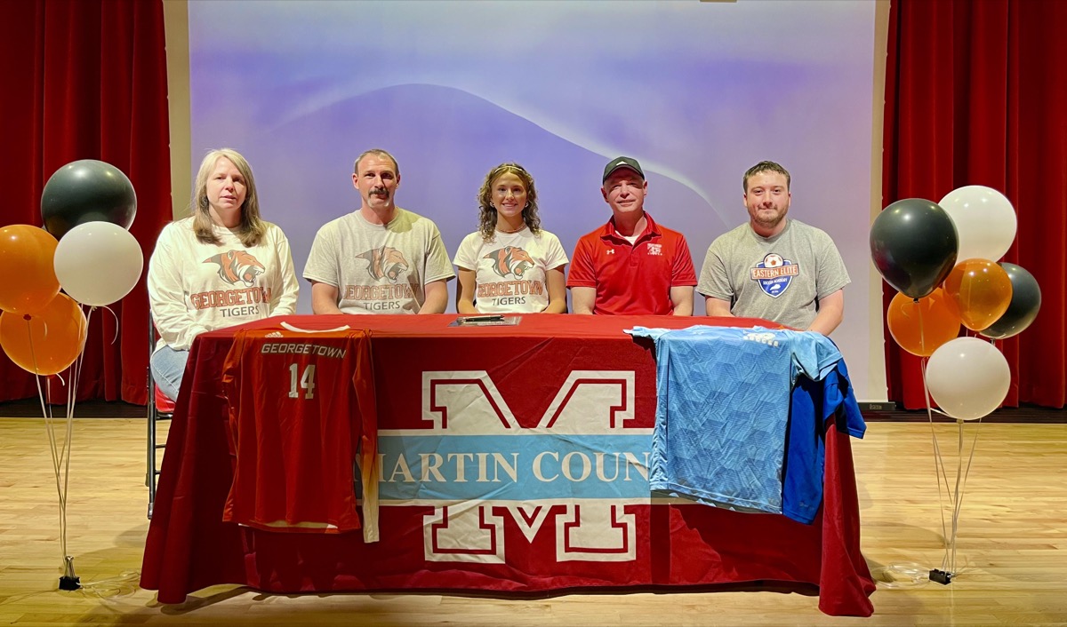 Laura Hale signs with Georgetown College