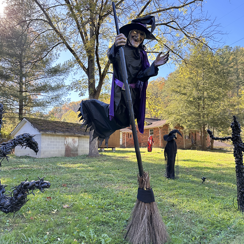 Halloween on Wolf Creek: Carters yard of haunting